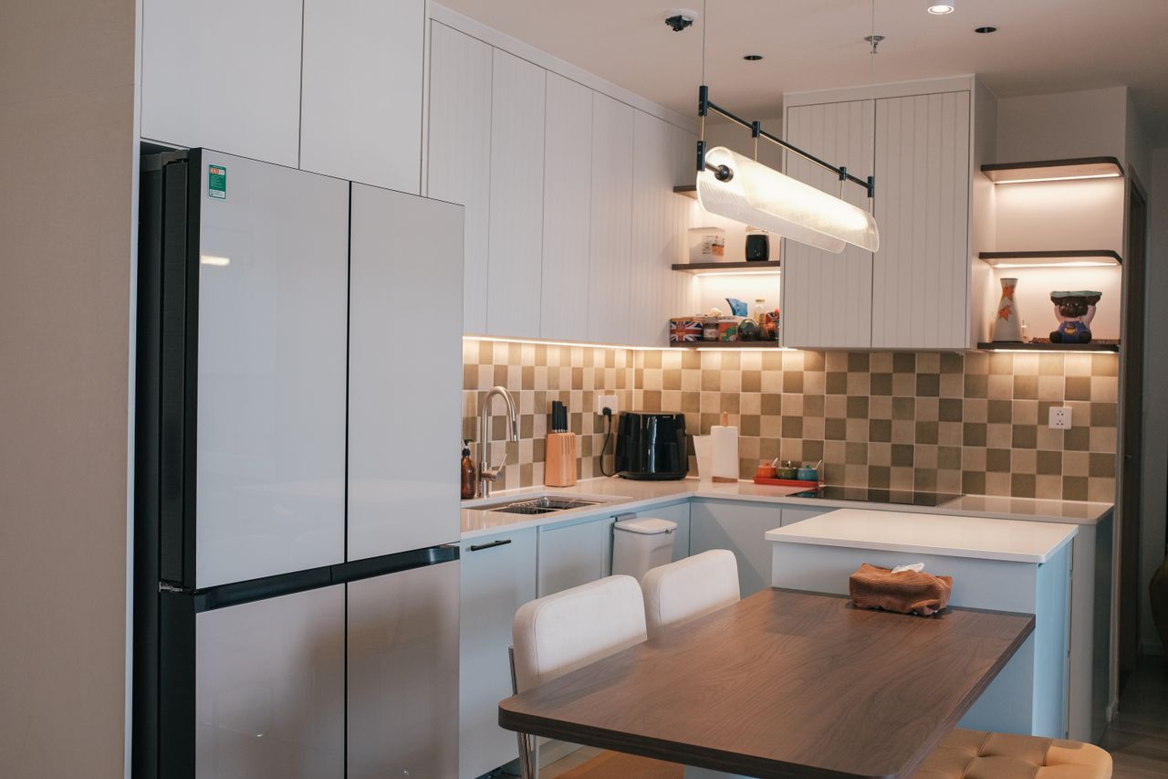 why-choose-us-03 Stylish kitchen interior featuring sleek design and warm lighting.